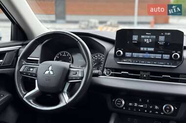 Позашляховик / Кросовер Mitsubishi Outlander 2022 в 