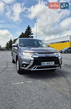 Позашляховик / Кросовер Mitsubishi Outlander 2021 в 