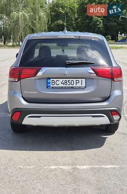 Позашляховик / Кросовер Mitsubishi Outlander 2021 в 