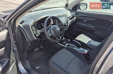 Позашляховик / Кросовер Mitsubishi Outlander 2021 в 