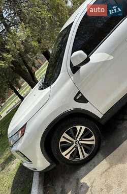 Внедорожник / Кроссовер Mitsubishi Outlander 2020 в 