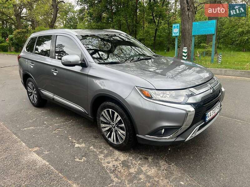 Внедорожник / Кроссовер Mitsubishi Outlander 2018 в 
