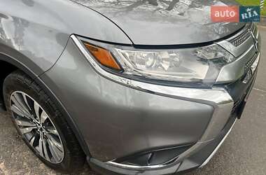 Внедорожник / Кроссовер Mitsubishi Outlander 2018 в 