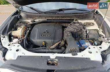 Внедорожник / Кроссовер Mitsubishi Outlander 2010 в 