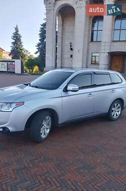 Позашляховик / Кросовер Mitsubishi Outlander 2013 в 