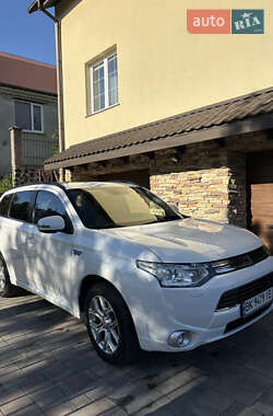 Внедорожник / Кроссовер Mitsubishi Outlander 2014 в 