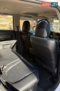 Внедорожник / Кроссовер Mitsubishi Outlander 2014 в 