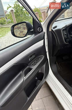 Внедорожник / Кроссовер Mitsubishi Outlander 2014 в 
