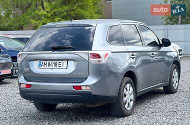Внедорожник / Кроссовер Mitsubishi Outlander 2013 в 