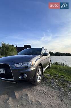 Внедорожник / Кроссовер Mitsubishi Outlander 2012 в 