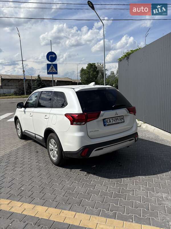 Внедорожник / Кроссовер Mitsubishi Outlander 2020 в Киеве