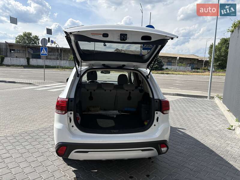 Внедорожник / Кроссовер Mitsubishi Outlander 2020 в Киеве