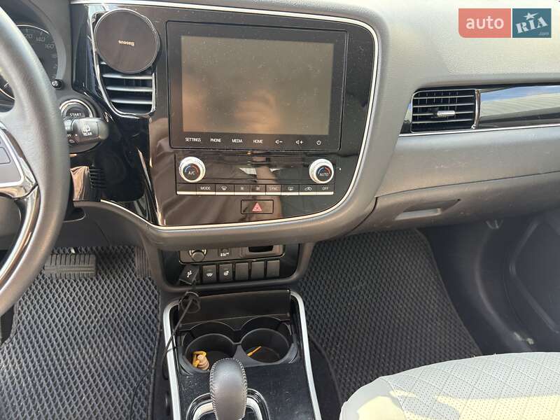 Внедорожник / Кроссовер Mitsubishi Outlander 2020 в Киеве
