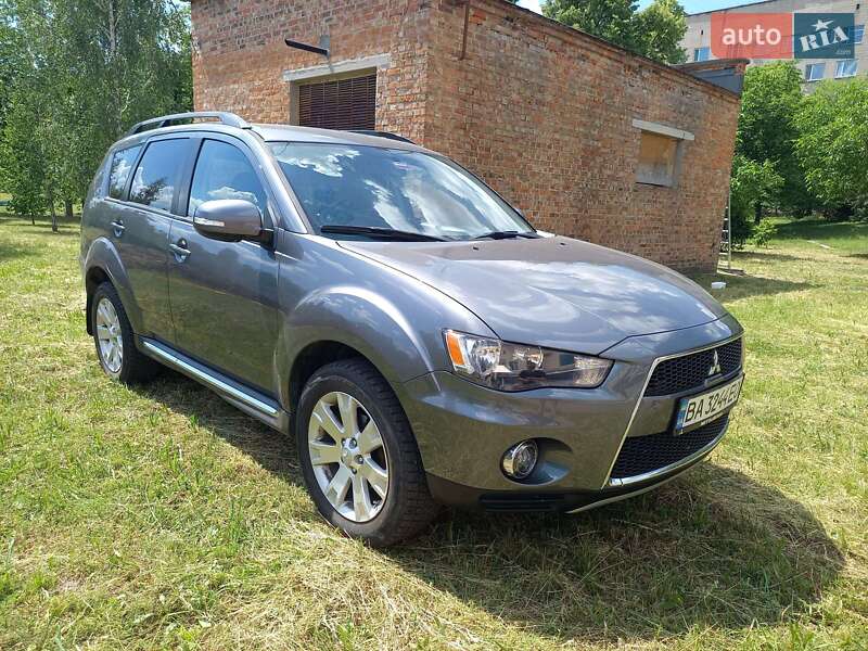 Внедорожник / Кроссовер Mitsubishi Outlander 2012 в 