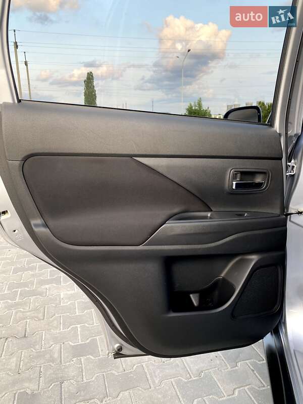 Позашляховик / Кросовер Mitsubishi Outlander 2014 в Вараші