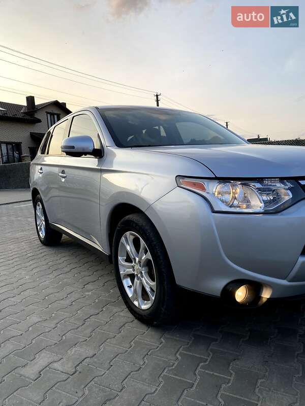 Позашляховик / Кросовер Mitsubishi Outlander 2014 в Вараші