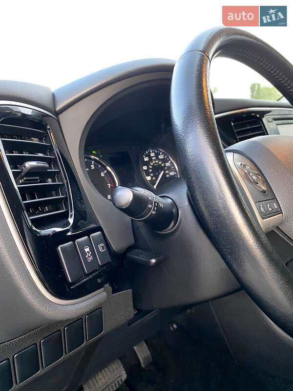 Позашляховик / Кросовер Mitsubishi Outlander 2014 в Вараші
