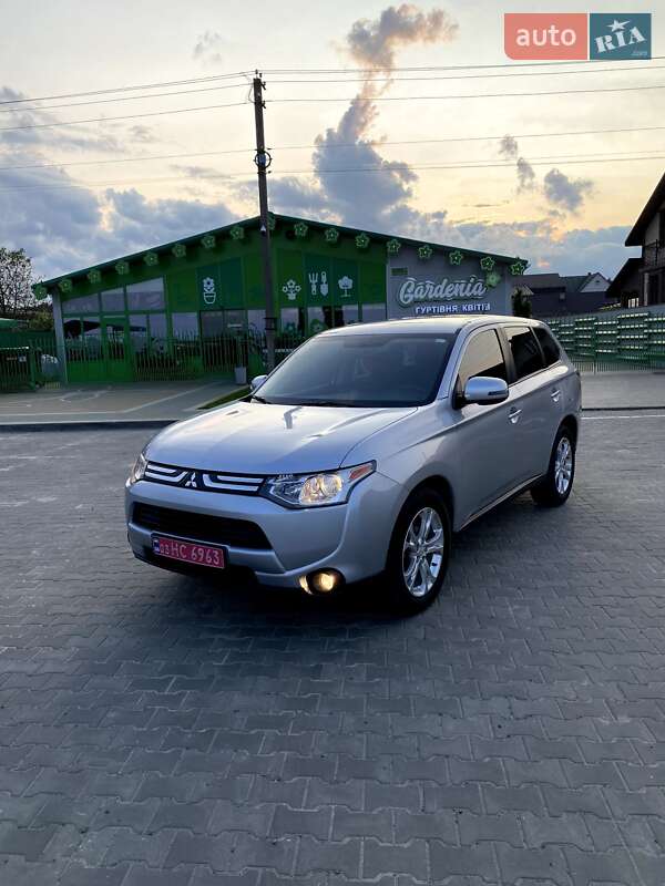 Позашляховик / Кросовер Mitsubishi Outlander 2014 в Вараші