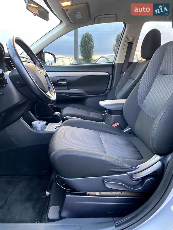 Позашляховик / Кросовер Mitsubishi Outlander 2014 в Вараші