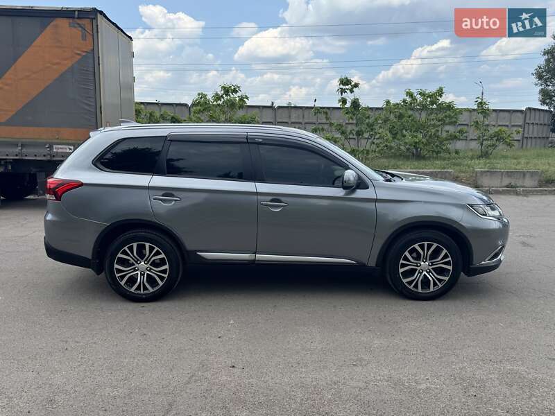 Позашляховик / Кросовер Mitsubishi Outlander 2017 в Дніпрі