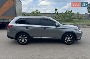 Позашляховик / Кросовер Mitsubishi Outlander 2017 в 