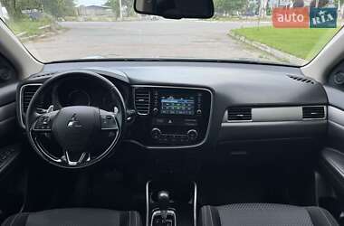 Позашляховик / Кросовер Mitsubishi Outlander 2017 в 