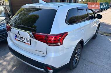 Позашляховик / Кросовер Mitsubishi Outlander 2017 в 