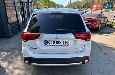 Позашляховик / Кросовер Mitsubishi Outlander 2017 в 