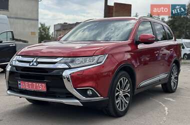 Внедорожник / Кроссовер Mitsubishi Outlander 2016 в 