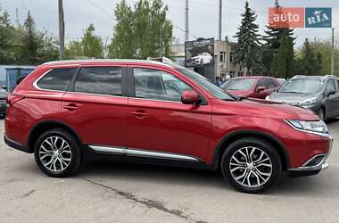 Внедорожник / Кроссовер Mitsubishi Outlander 2016 в 