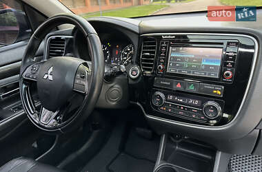 Внедорожник / Кроссовер Mitsubishi Outlander 2016 в 