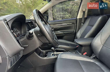 Внедорожник / Кроссовер Mitsubishi Outlander 2016 в 