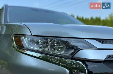 Внедорожник / Кроссовер Mitsubishi Outlander 2019 в 