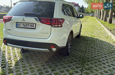 Внедорожник / Кроссовер Mitsubishi Outlander 2016 в 