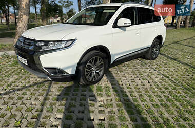 Внедорожник / Кроссовер Mitsubishi Outlander 2016 в 