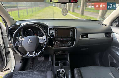 Внедорожник / Кроссовер Mitsubishi Outlander 2016 в 