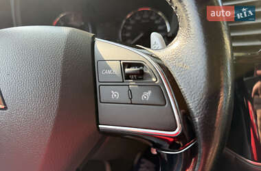 Внедорожник / Кроссовер Mitsubishi Outlander 2016 в 
