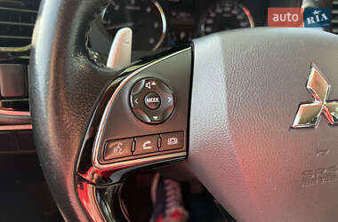 Внедорожник / Кроссовер Mitsubishi Outlander 2016 в 