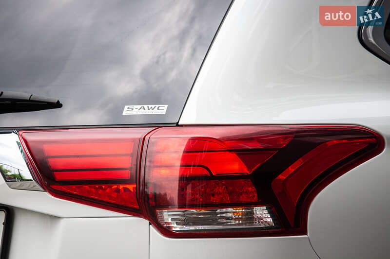 Внедорожник / Кроссовер Mitsubishi Outlander 2017 в Львове