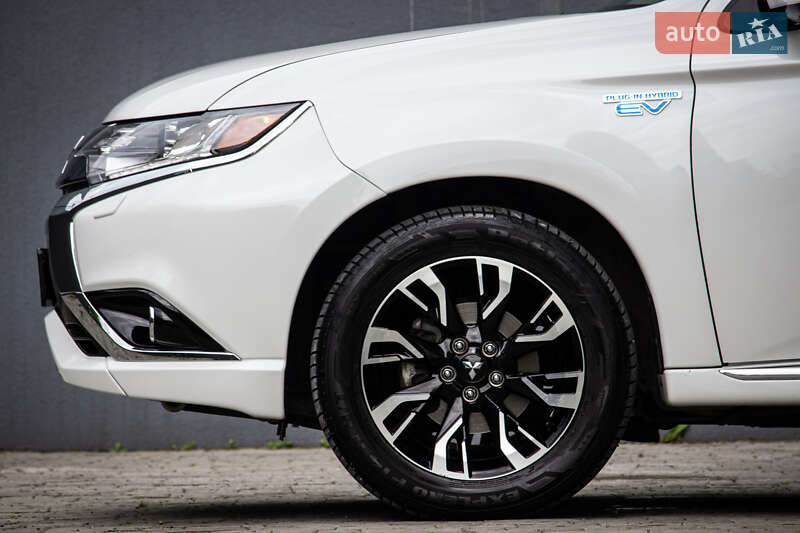 Внедорожник / Кроссовер Mitsubishi Outlander 2017 в Львове