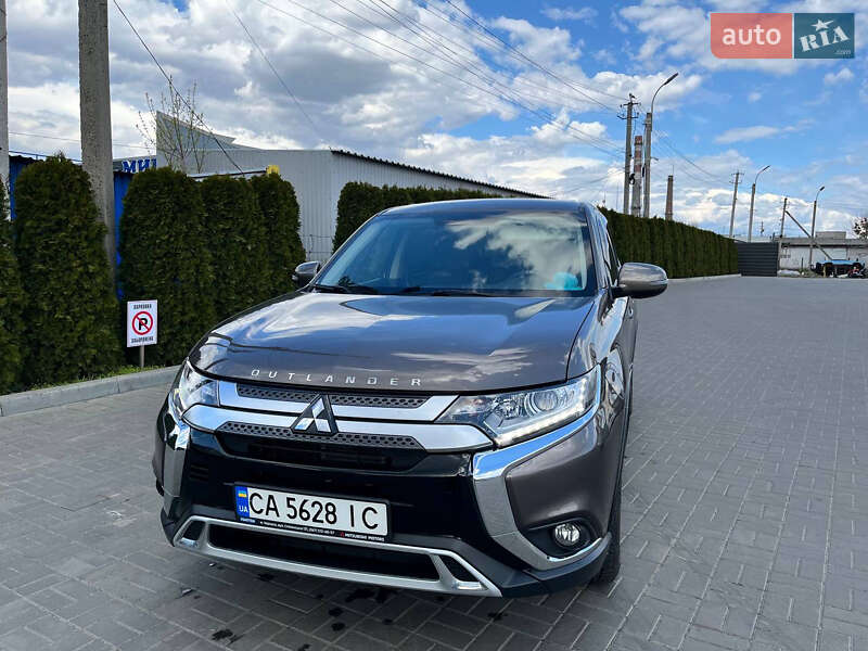 Позашляховик / Кросовер Mitsubishi Outlander 2020 в 