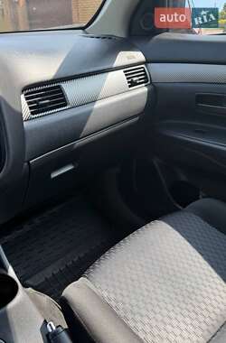 Позашляховик / Кросовер Mitsubishi Outlander 2014 в 