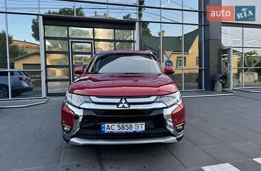 Позашляховик / Кросовер Mitsubishi Outlander 2017 в 
