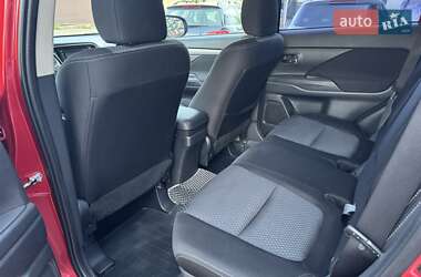 Позашляховик / Кросовер Mitsubishi Outlander 2017 в 