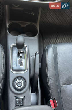 Внедорожник / Кроссовер Mitsubishi Outlander 2012 в 