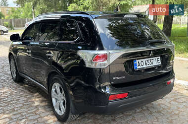 Внедорожник / Кроссовер Mitsubishi Outlander 2012 в 