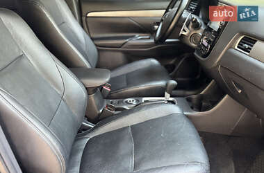 Внедорожник / Кроссовер Mitsubishi Outlander 2012 в 