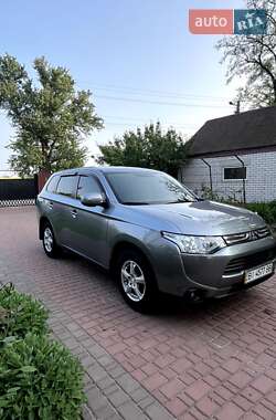 Внедорожник / Кроссовер Mitsubishi Outlander 2014 в Новых Санжарах