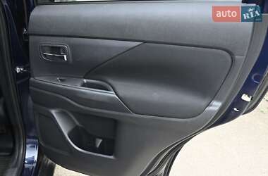 Внедорожник / Кроссовер Mitsubishi Outlander 2013 в 