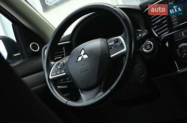 Внедорожник / Кроссовер Mitsubishi Outlander 2013 в 